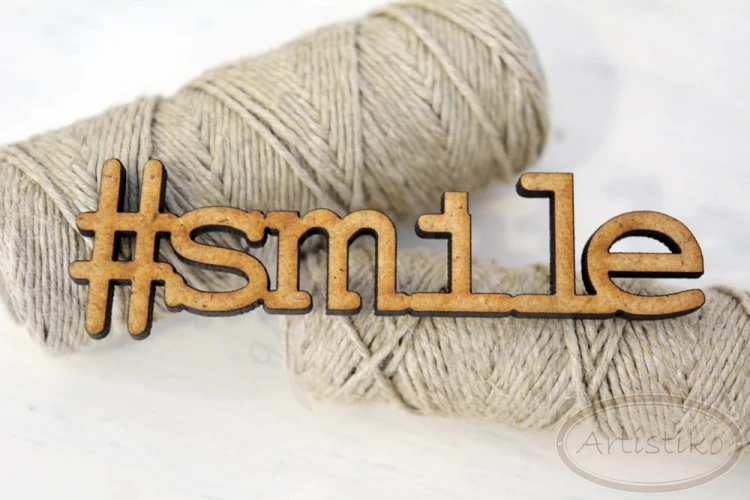 #smile - napis HDF Artistiko