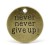 Ozdoba metalowa - zawieszka z napisem 'never never give up!' - antyczny brąz