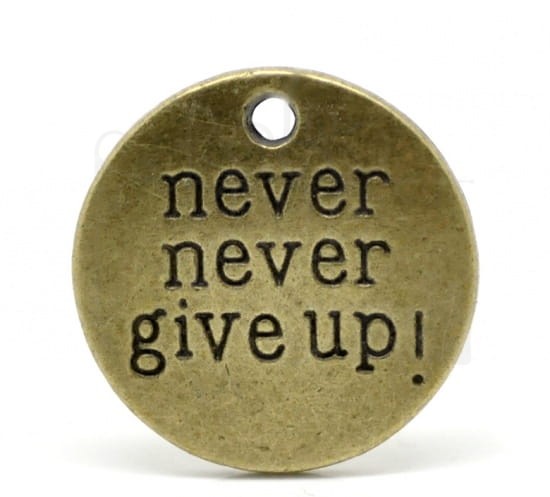Ozdoba metalowa - zawieszka z napisem 'never never give up!' - antyczny brąz