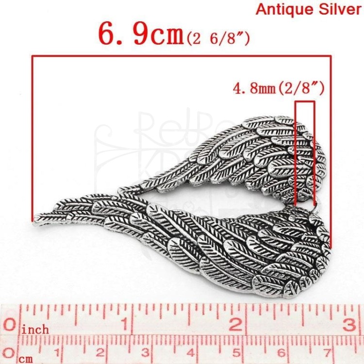 Duże metalowe skrzydła srebrne