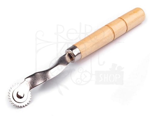Metalowe radełko krawieckie z drewnianą rączką 15cm