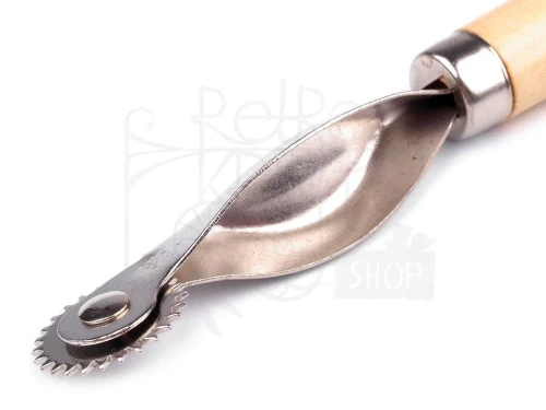 Metalowe radełko krawieckie z drewnianą rączką 15cm