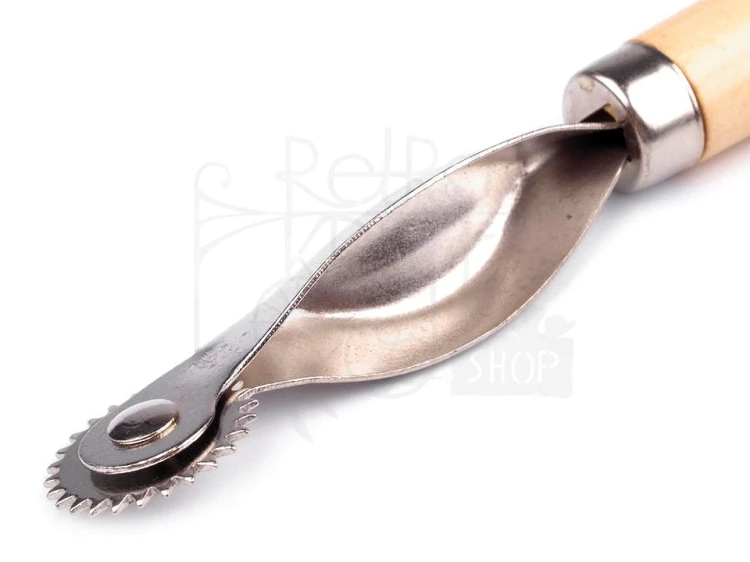 Metalowe radełko krawieckie z drewnianą rączką 15cm