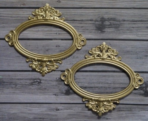 Zestaw owalnych metalowych złotych ramek