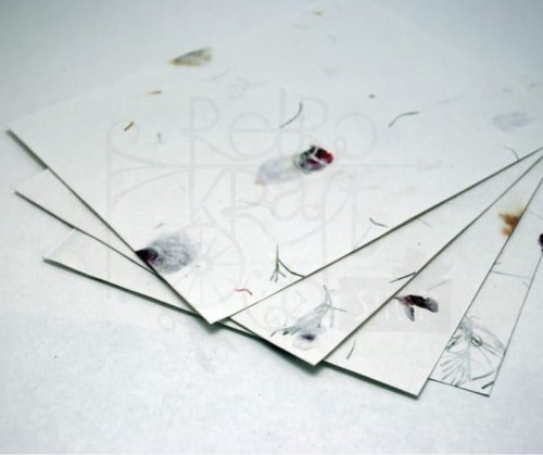 Papier czerpany A4 biały z płatkami róży 150g